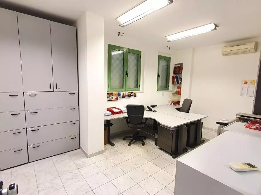 Immagine 3 di Locale commerciale in vendita  a Massa