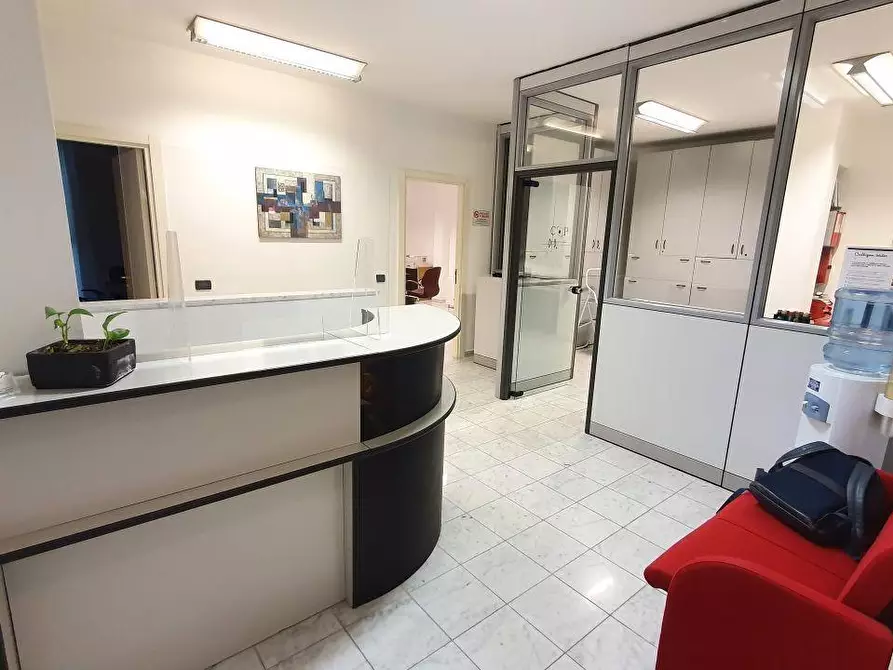 Immagine 2 di Locale commerciale in vendita  a Massa