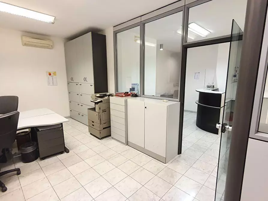 Immagine 5 di Locale commerciale in vendita  a Massa