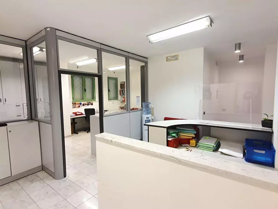 Immagine 8 di Locale commerciale in vendita  a Massa