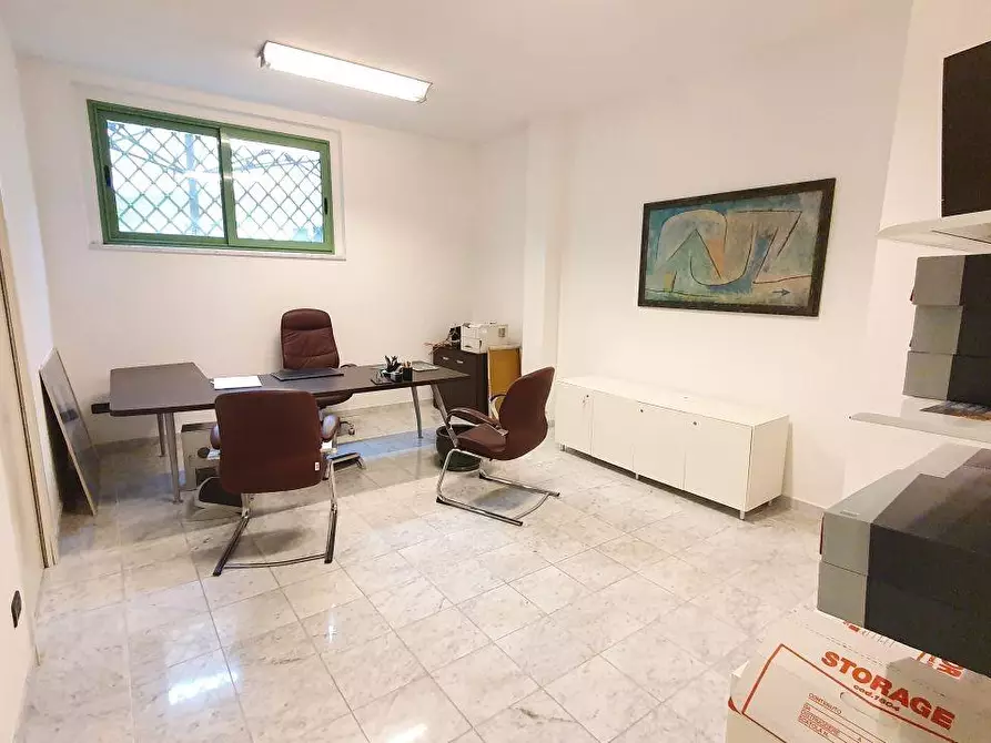 Immagine 9 di Locale commerciale in vendita  a Massa