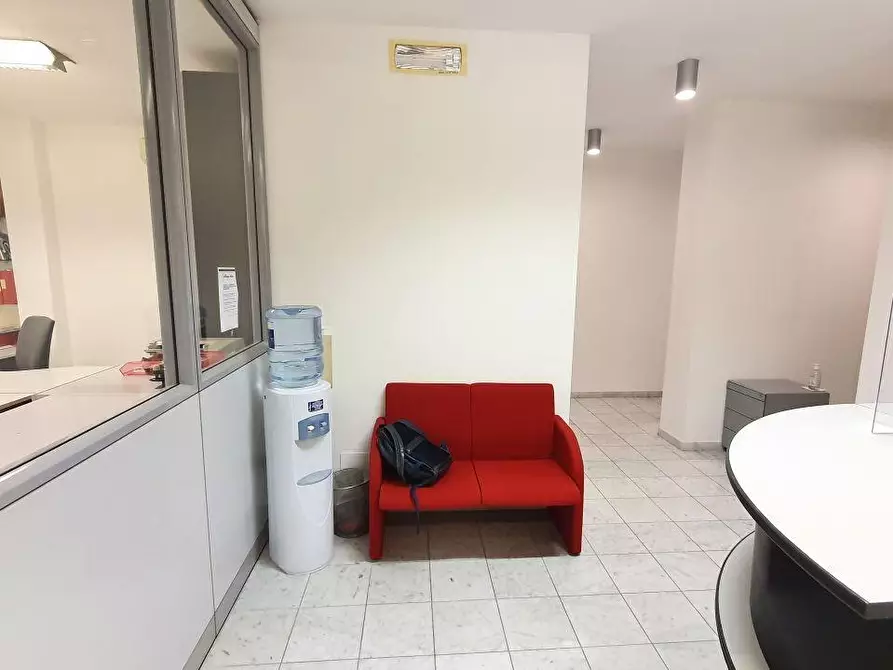 Immagine 7 di Locale commerciale in vendita  a Massa