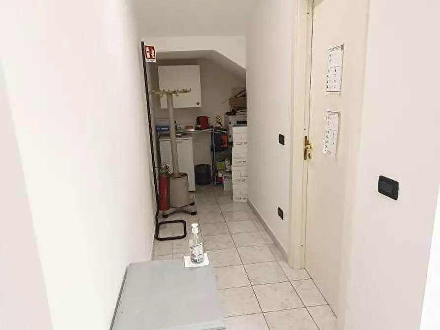 Immagine 11 di Locale commerciale in vendita  a Massa