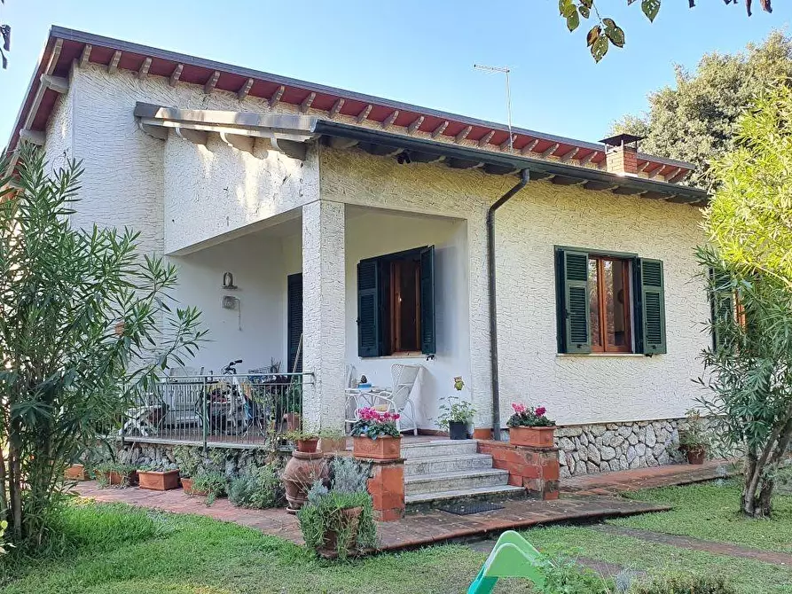 Immagine 1 di Villa in vendita  a Massa