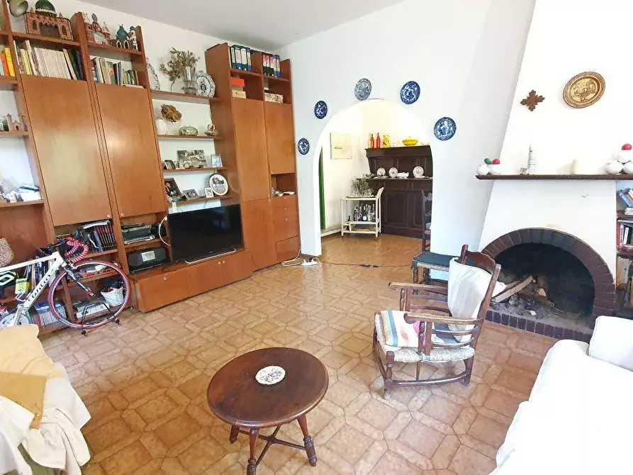 Immagine 10 di Villa in vendita  a Massa