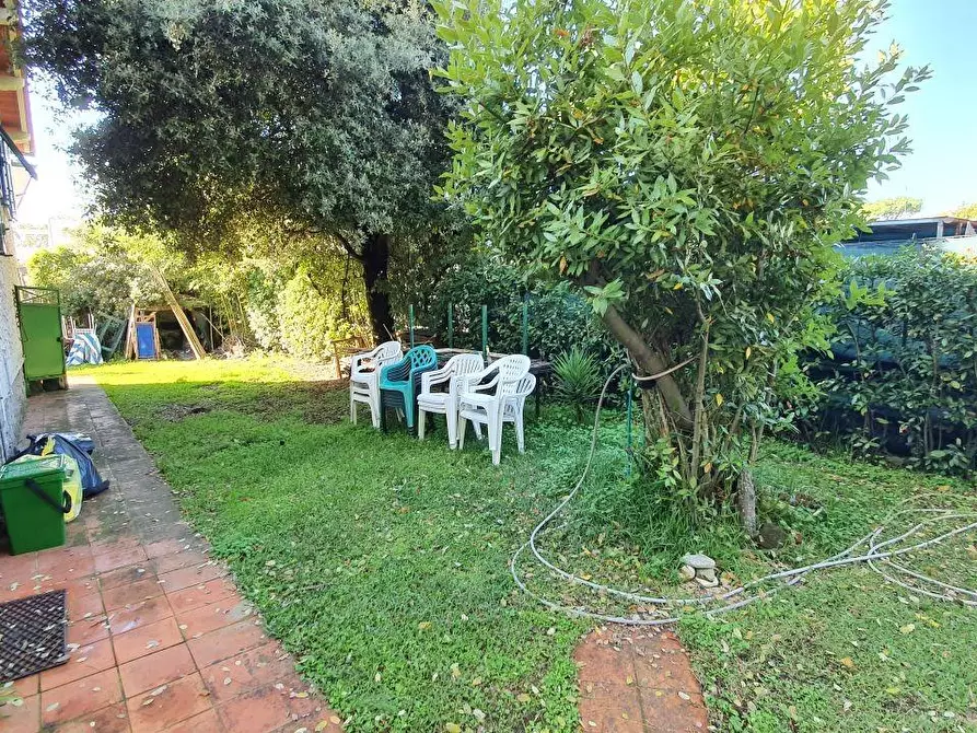 Immagine 7 di Villa in vendita  a Massa