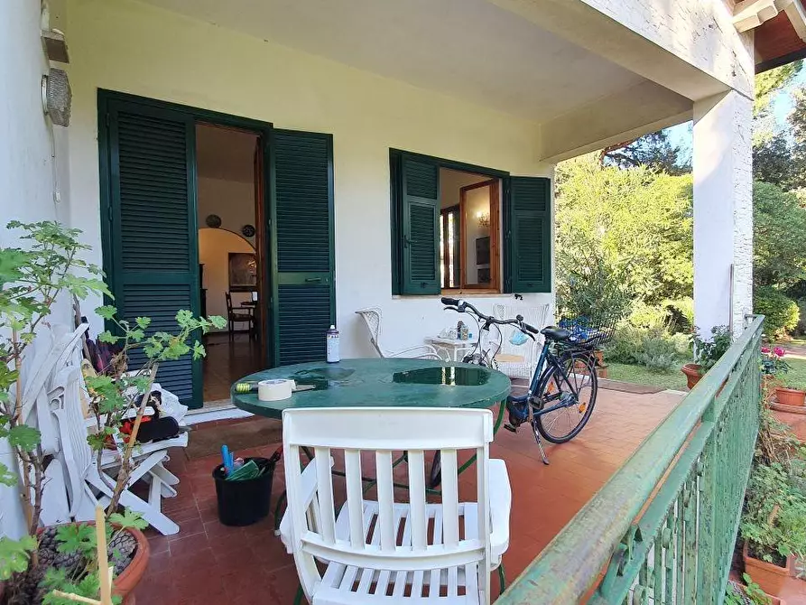 Immagine 3 di Villa in vendita  a Massa