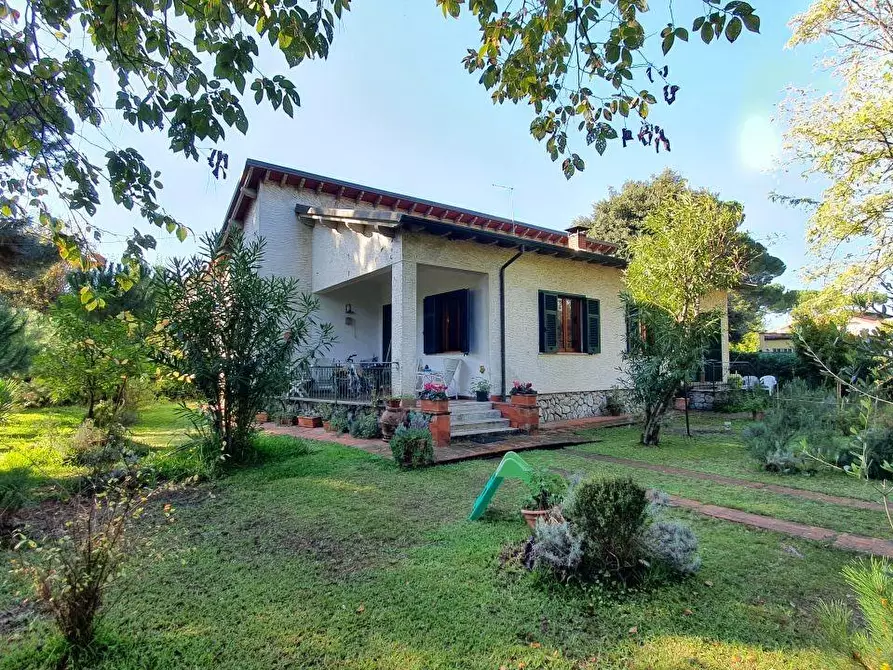 Immagine 2 di Villa in vendita  a Massa