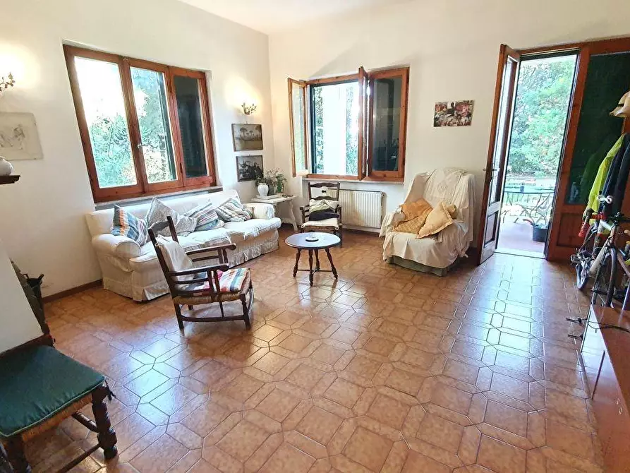 Immagine 8 di Villa in vendita  a Massa