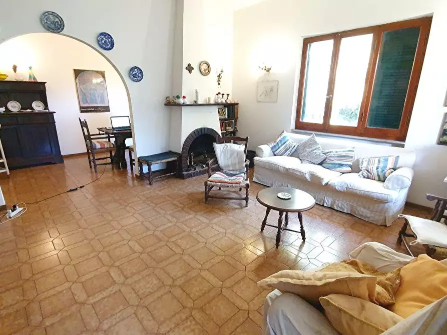 Immagine 9 di Villa in vendita  a Massa