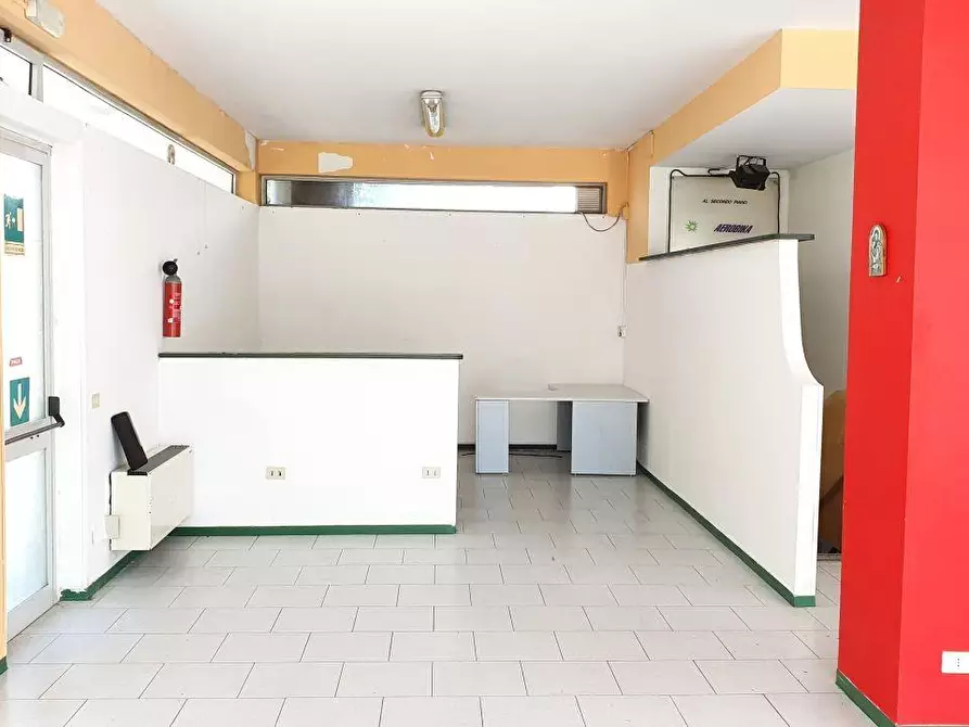 Immagine 5 di Locale commerciale in vendita  a Massa