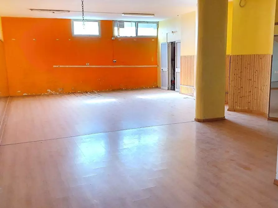 Immagine 9 di Locale commerciale in vendita  a Massa