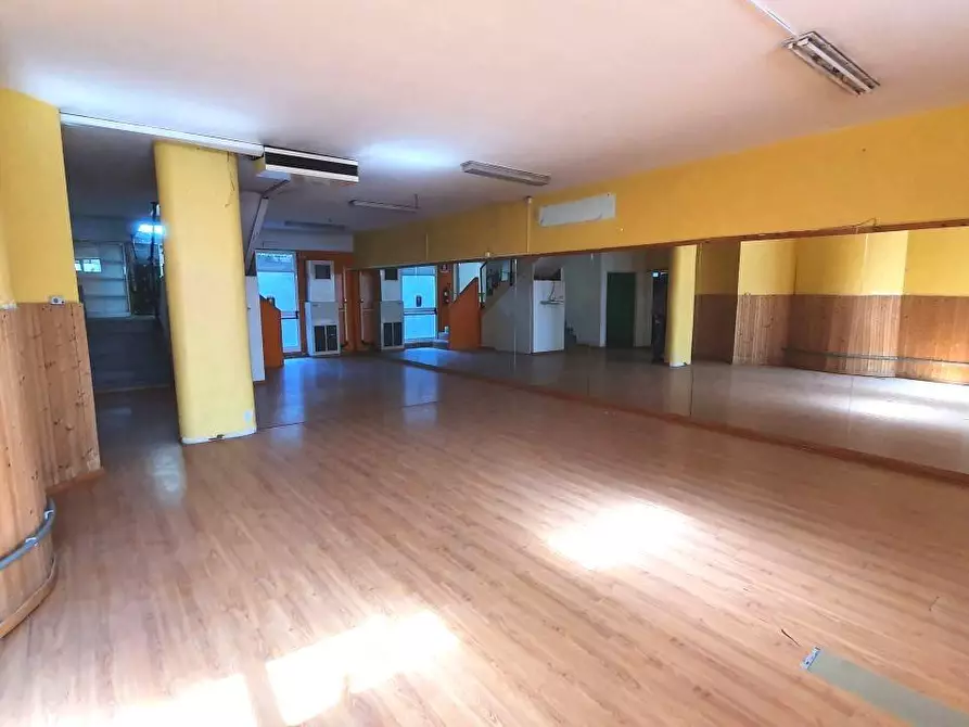 Immagine 11 di Locale commerciale in vendita  a Massa