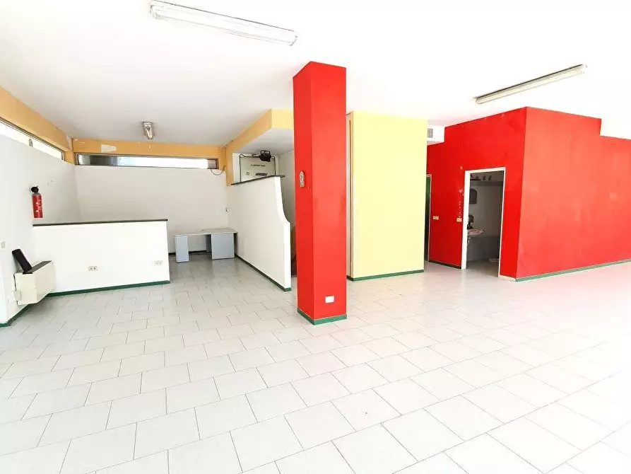 Immagine 4 di Locale commerciale in vendita  a Massa