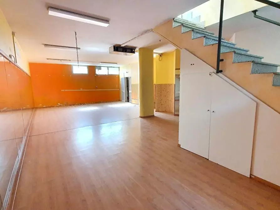 Immagine 10 di Locale commerciale in vendita  a Massa