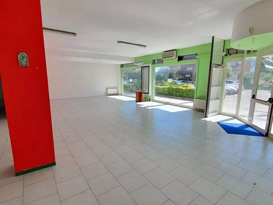 Immagine 6 di Locale commerciale in vendita  a Massa