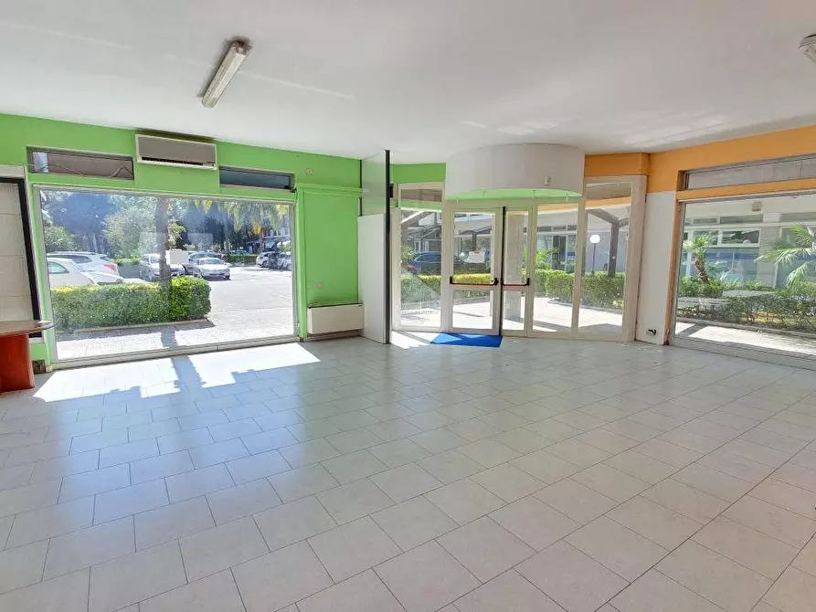 Immagine 2 di Locale commerciale in vendita  a Massa