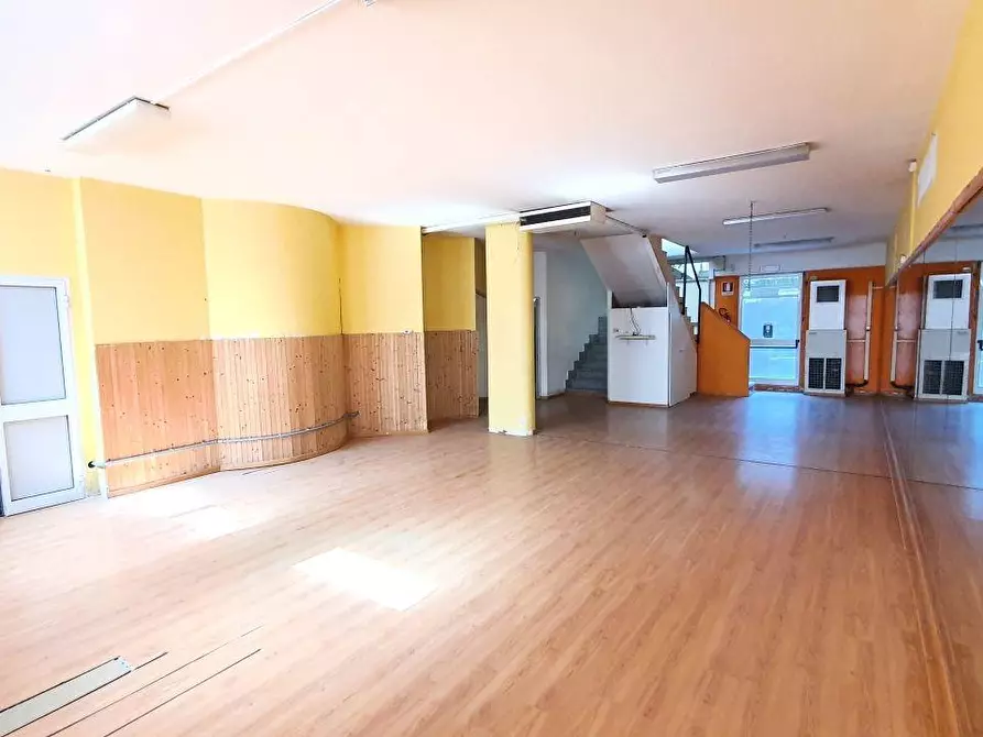 Immagine 7 di Locale commerciale in vendita  a Massa