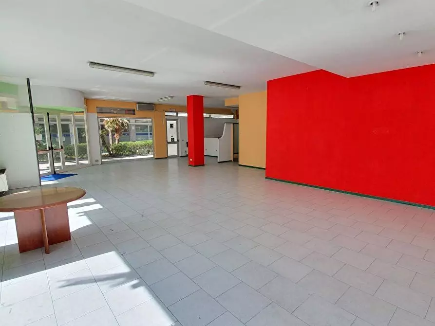 Immagine 3 di Locale commerciale in vendita  a Massa