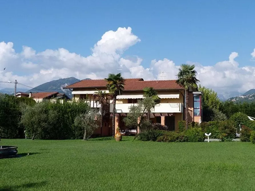 Immagine 2 di Villa in vendita  a Massa