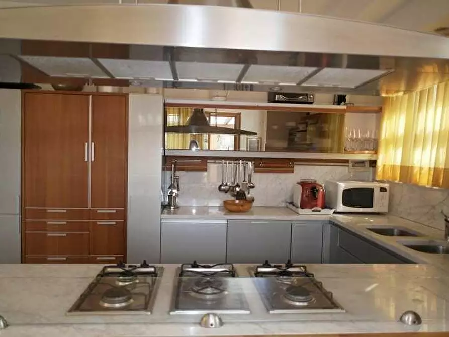 Immagine 7 di Villa in vendita  a Massa