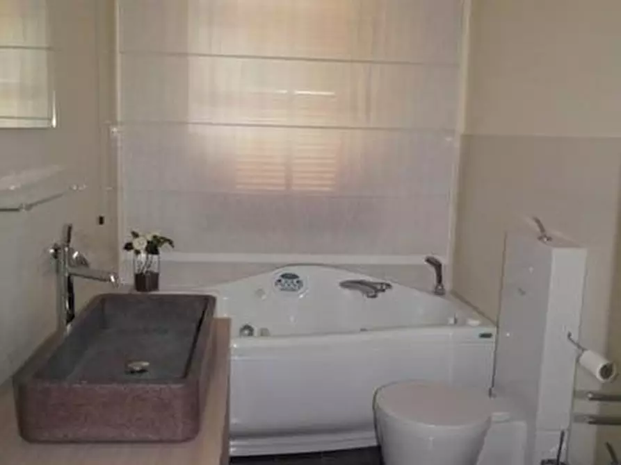 Immagine 11 di Villa in vendita  a Massa