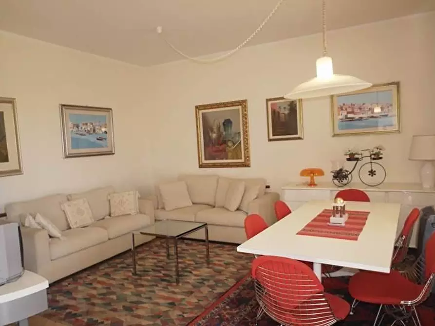 Immagine 17 di Villa in vendita  a Massa