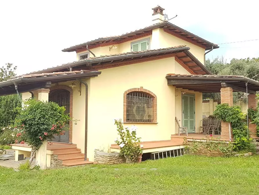 Immagine 1 di Villa in vendita  a Massa