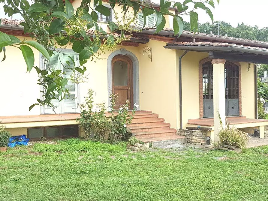 Immagine 2 di Villa in vendita  a Massa