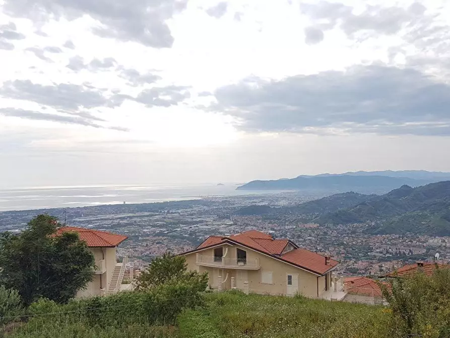 Immagine 18 di Villa in vendita  a Massa