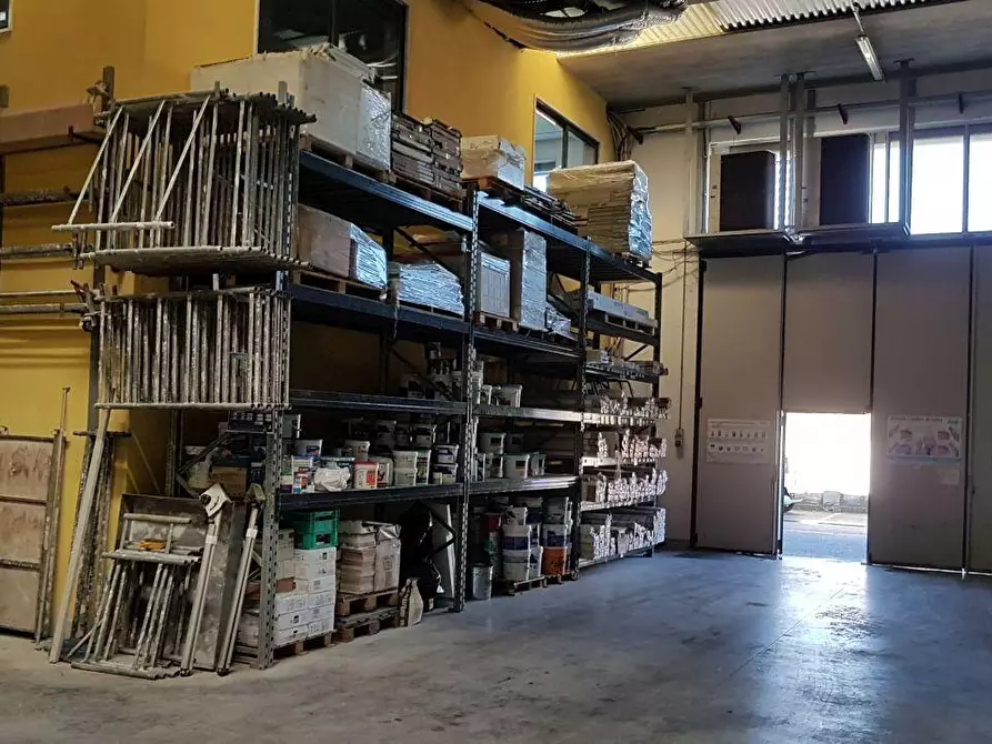 Immagine 2 di Capannone industriale in vendita  a Massa