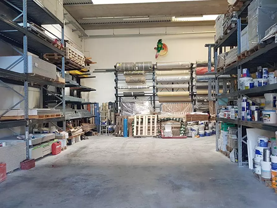 Immagine 3 di Capannone industriale in vendita  a Massa