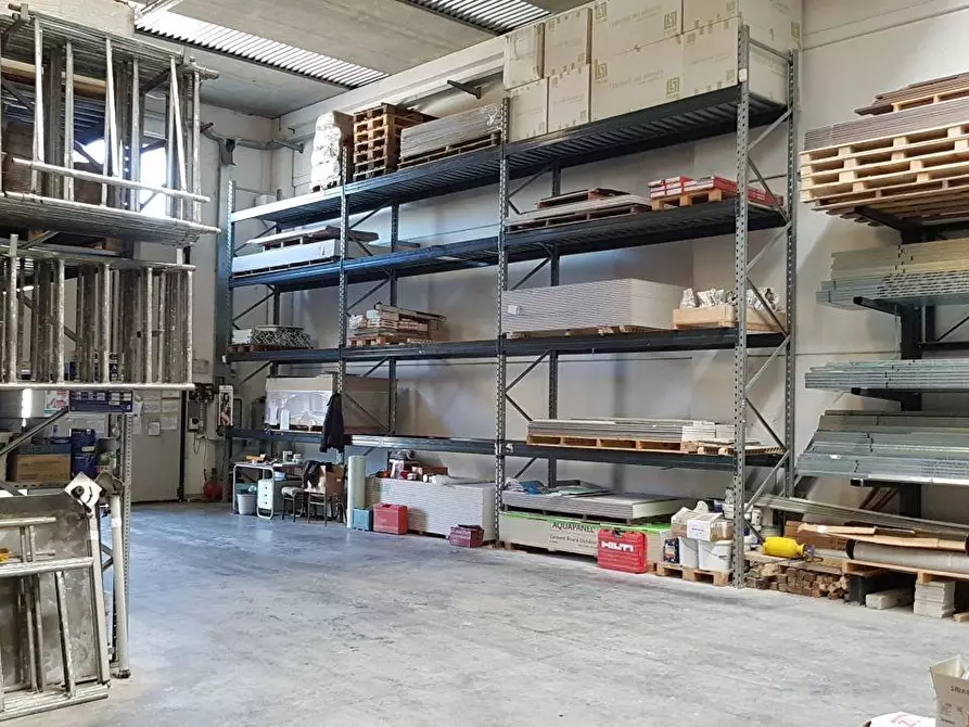 Immagine 4 di Capannone industriale in vendita  a Massa