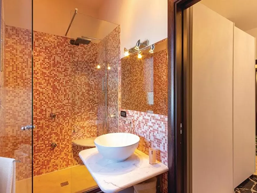 Immagine 28 di Casa bifamiliare in vendita  a Massa