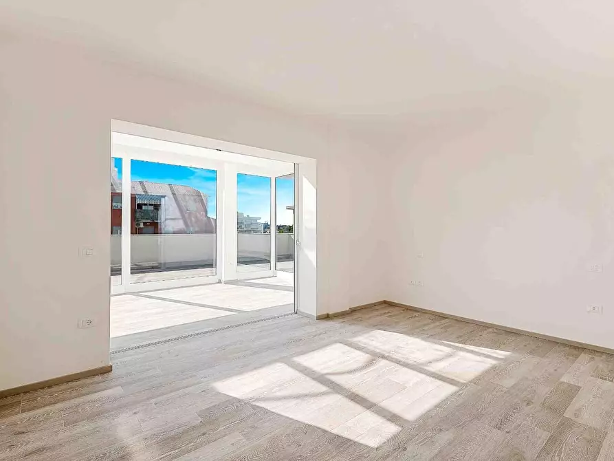 Immagine 17 di Mansarda in vendita  a Massa