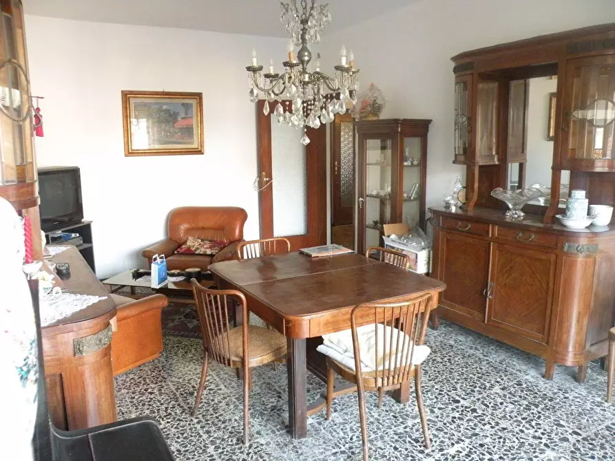 Immagine 2 di Appartamento in vendita  a Massa