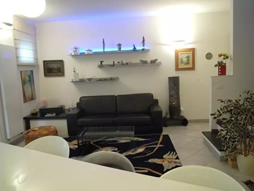 Immagine 3 di Appartamento in vendita  a Massa