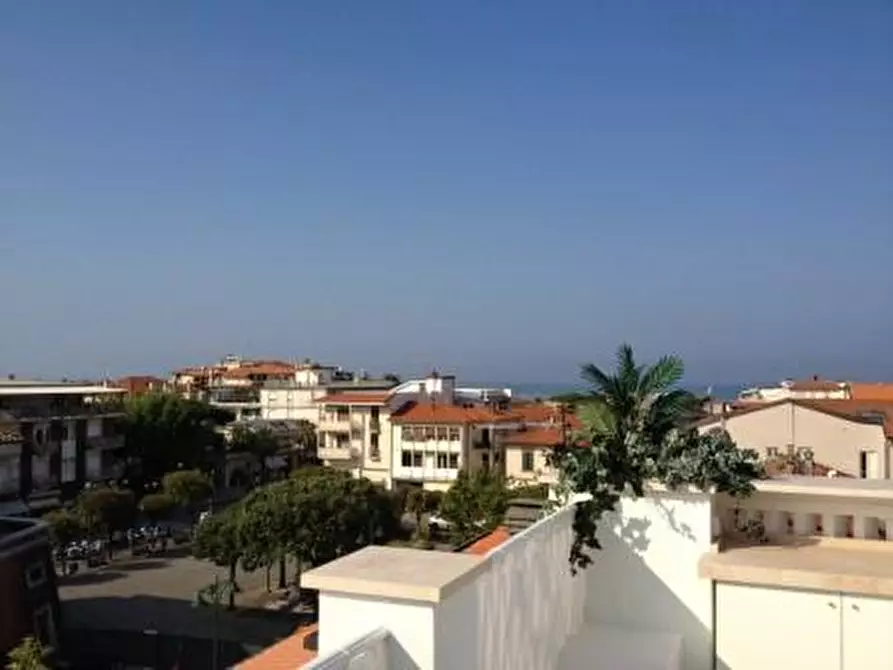 Immagine 15 di Mansarda in vendita  a Forte Dei Marmi