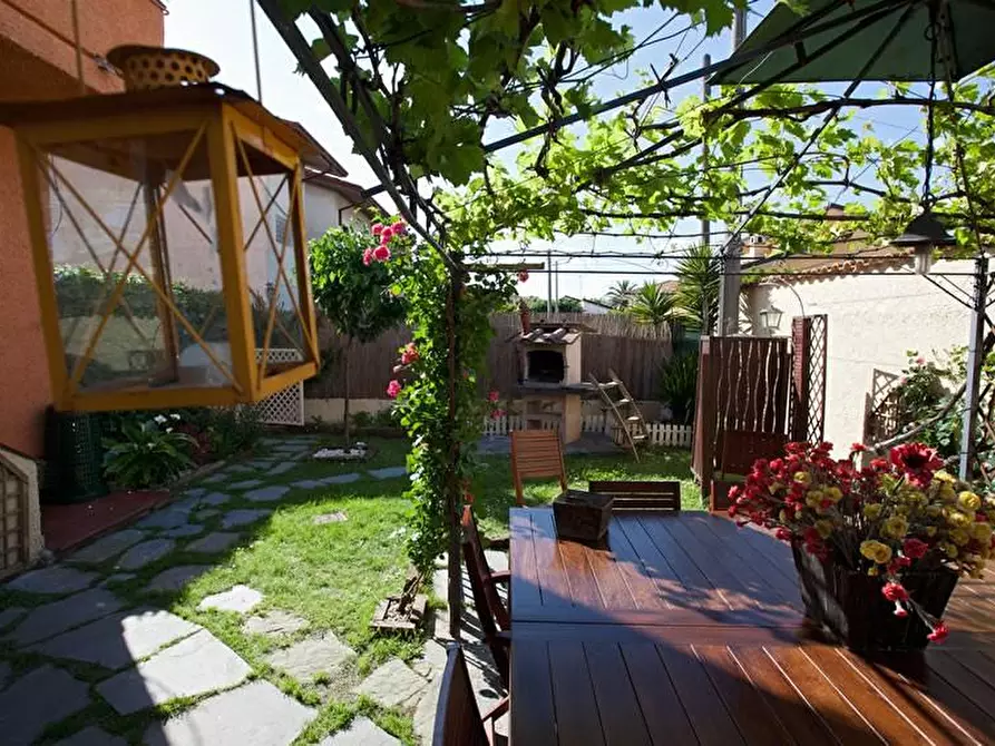 Immagine 3 di Villa in vendita  a Montignoso