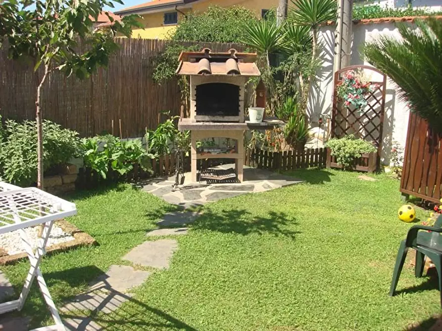 Immagine 4 di Villa in vendita  a Montignoso