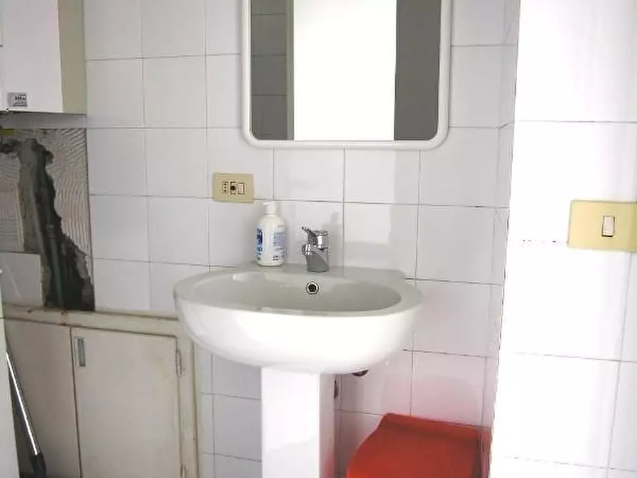 Immagine 5 di Ufficio in affitto  a Lucca