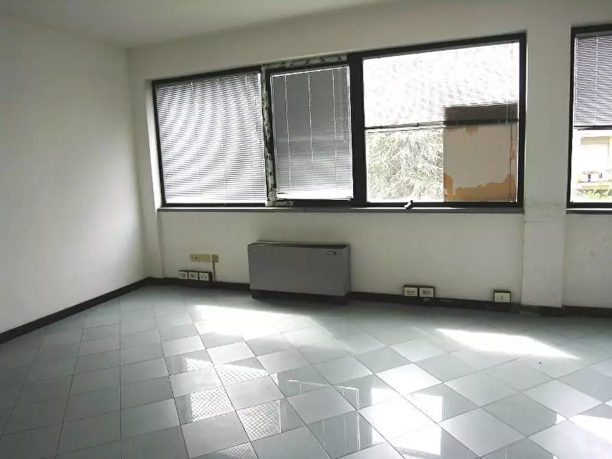 Immagine 3 di Ufficio in affitto  a Lucca