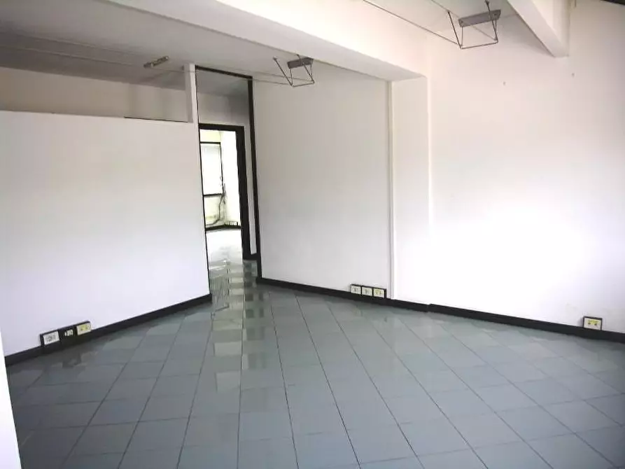 Immagine 2 di Ufficio in affitto  a Lucca