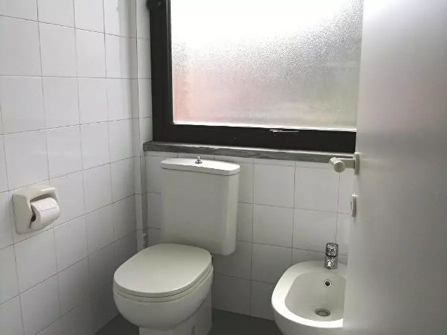 Immagine 6 di Ufficio in affitto  a Lucca