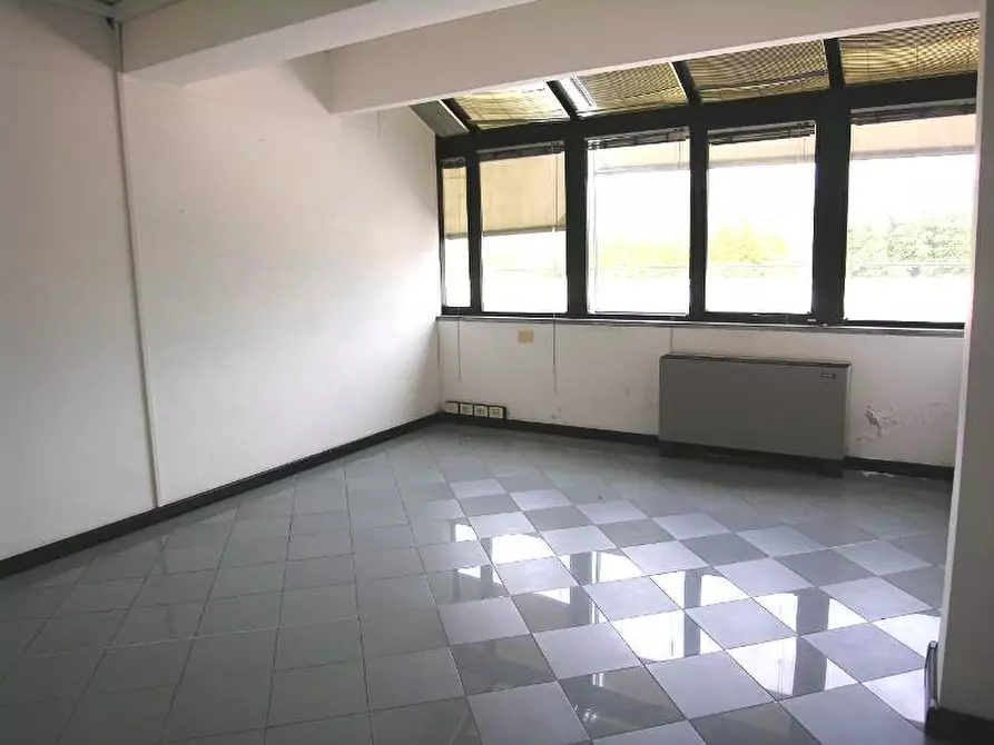 Immagine 4 di Ufficio in affitto  a Lucca