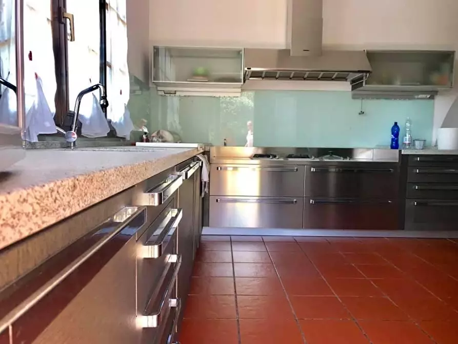 Immagine 8 di Villa in vendita  a Castelnuovo Magra