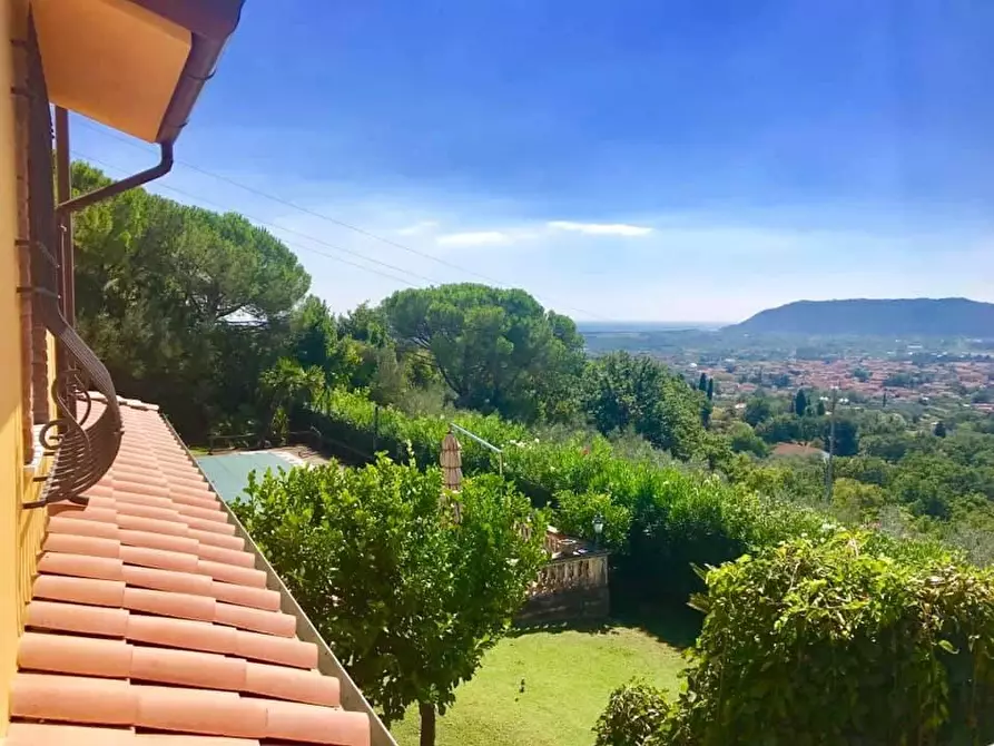 Immagine 18 di Villa in vendita  a Castelnuovo Magra