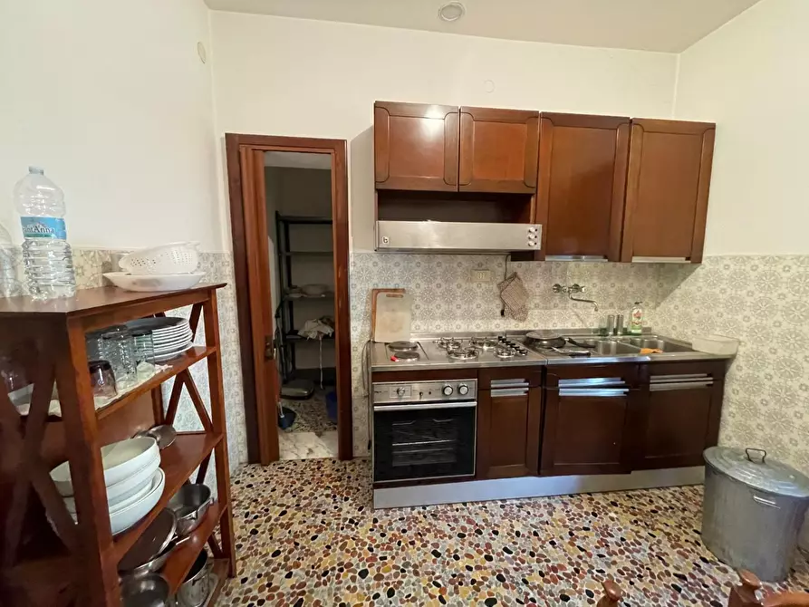 Immagine 11 di Appartamento in vendita  a Massa