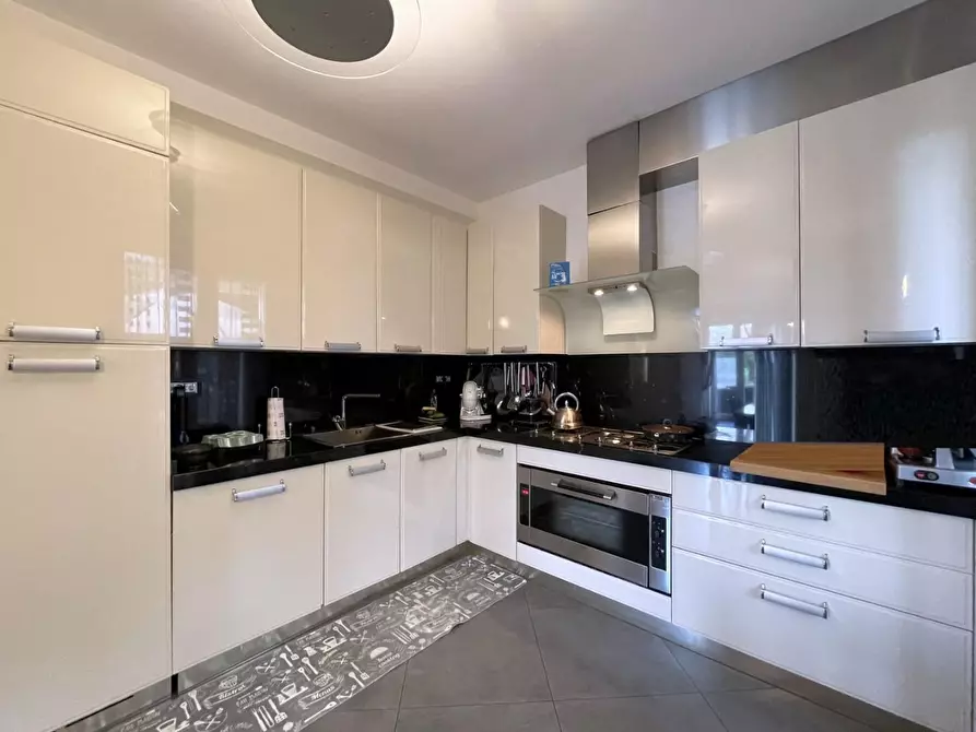 Immagine 9 di Villetta a schiera in vendita  a Massa