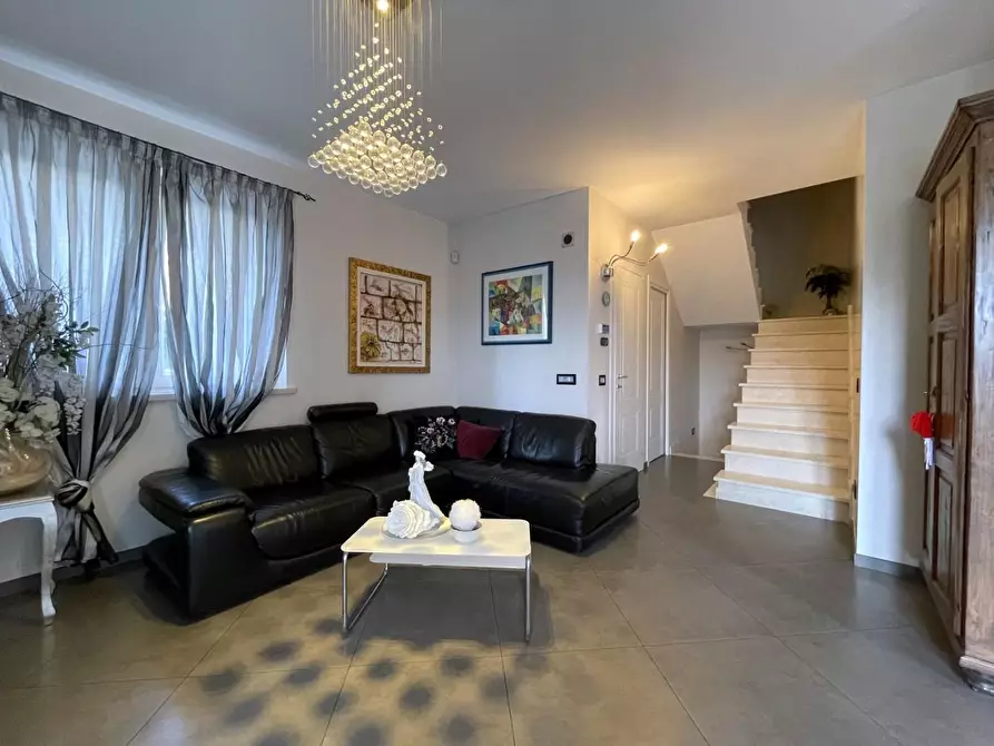 Immagine 3 di Villetta a schiera in vendita  a Massa